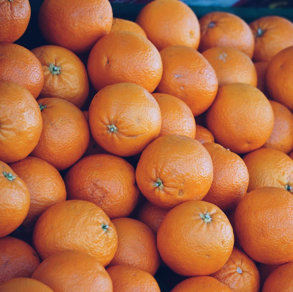 sabrosas naranjas frutas en la tienda foto