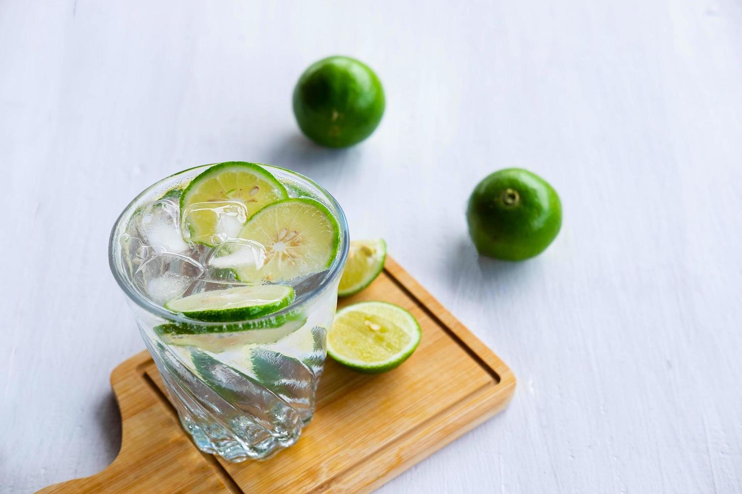 un vaso de refresco de limón y lima en la mesa foto