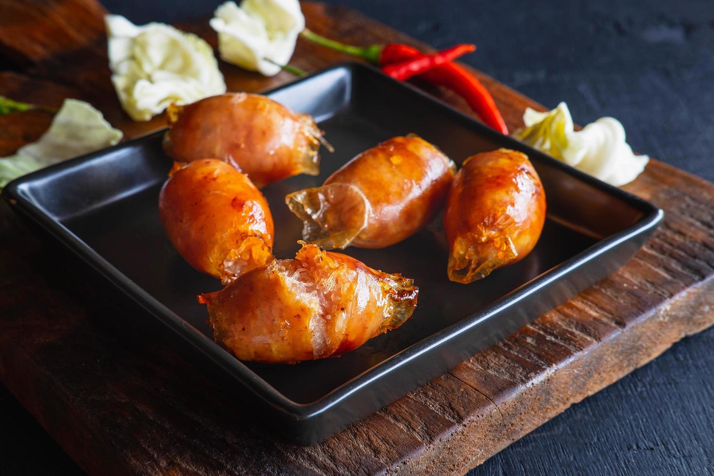 Salchichas caseras fritas en una sartén foto