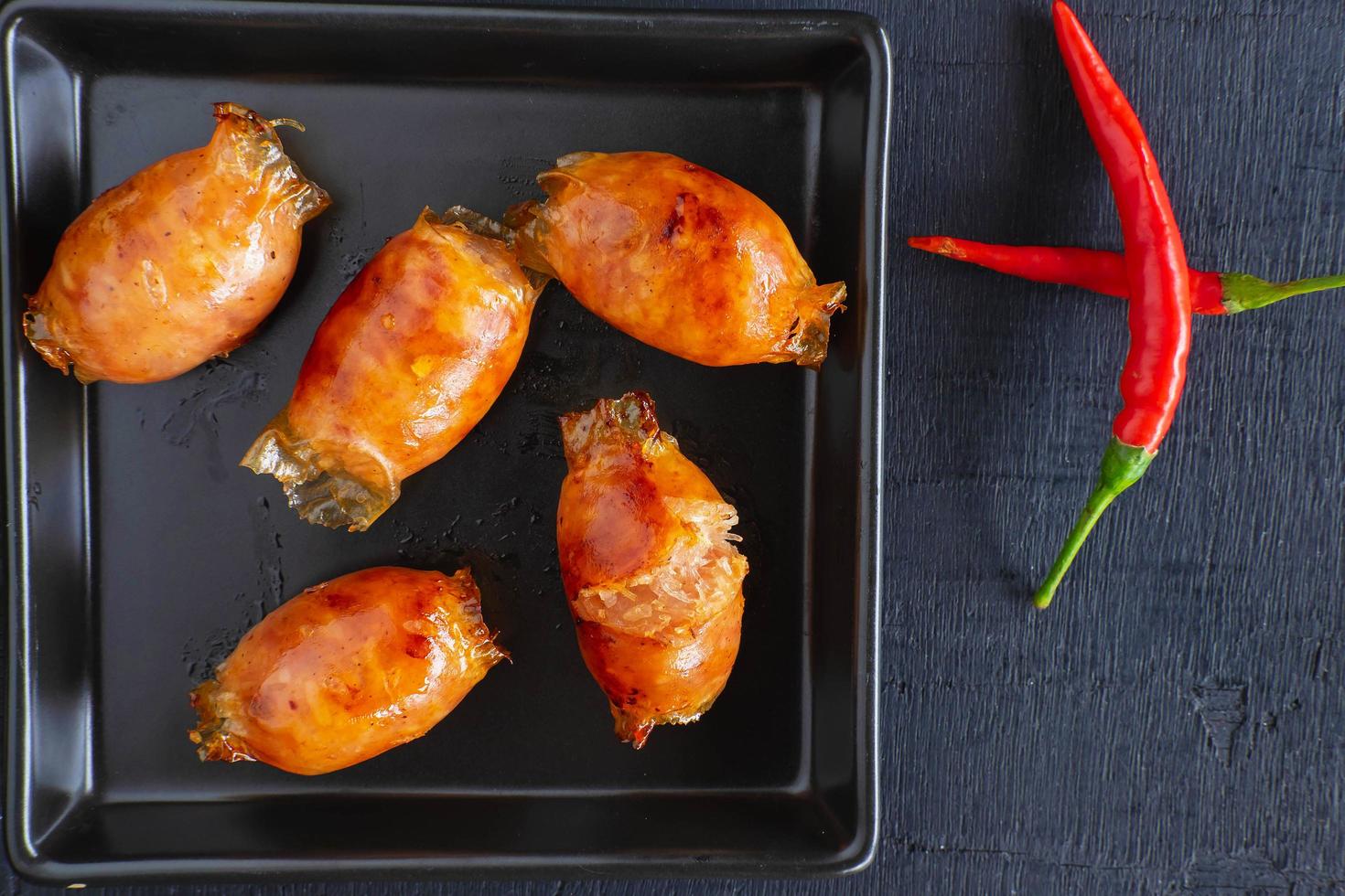 Salchichas caseras fritas en una sartén foto