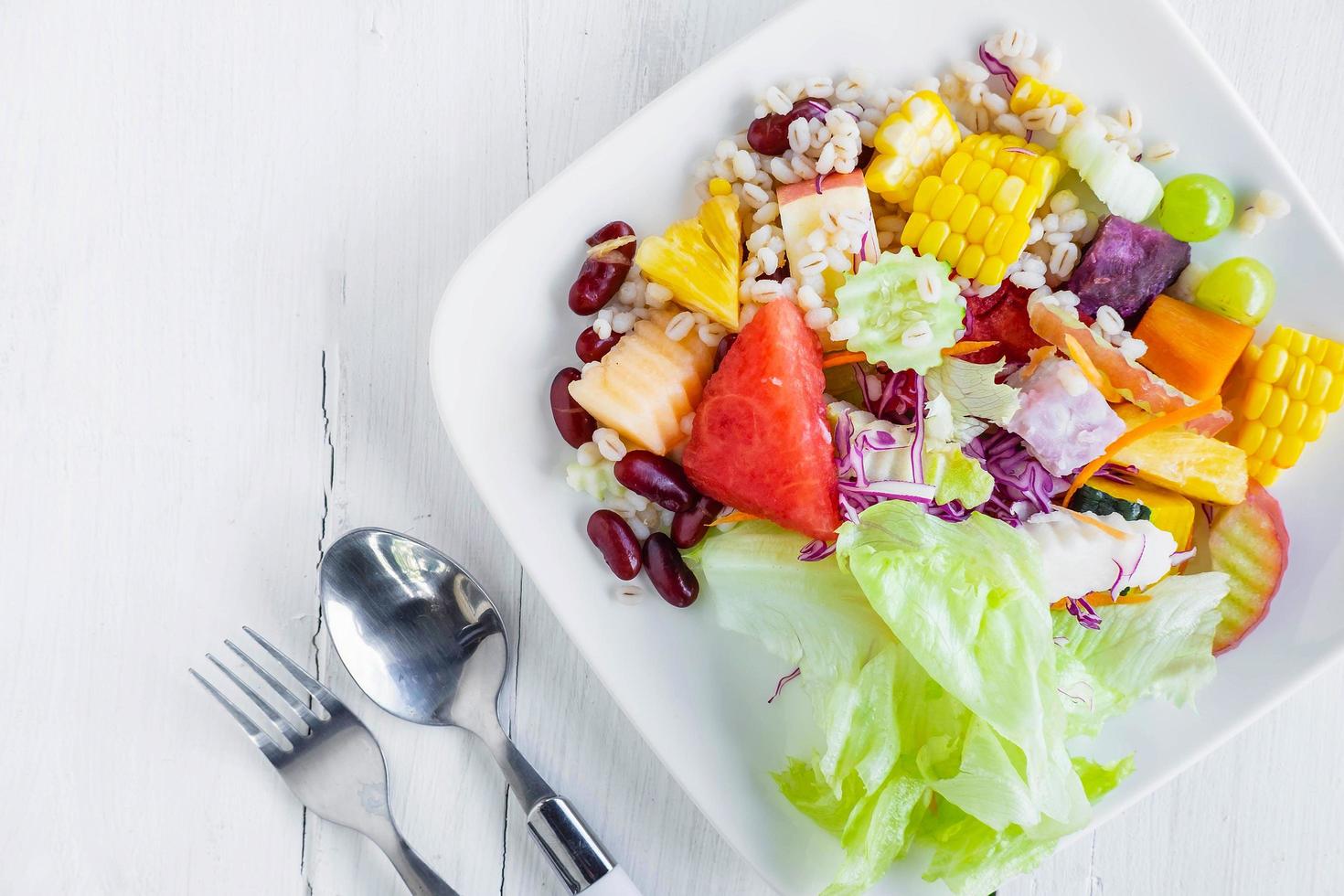 ensalada saludable de frutas y verduras foto