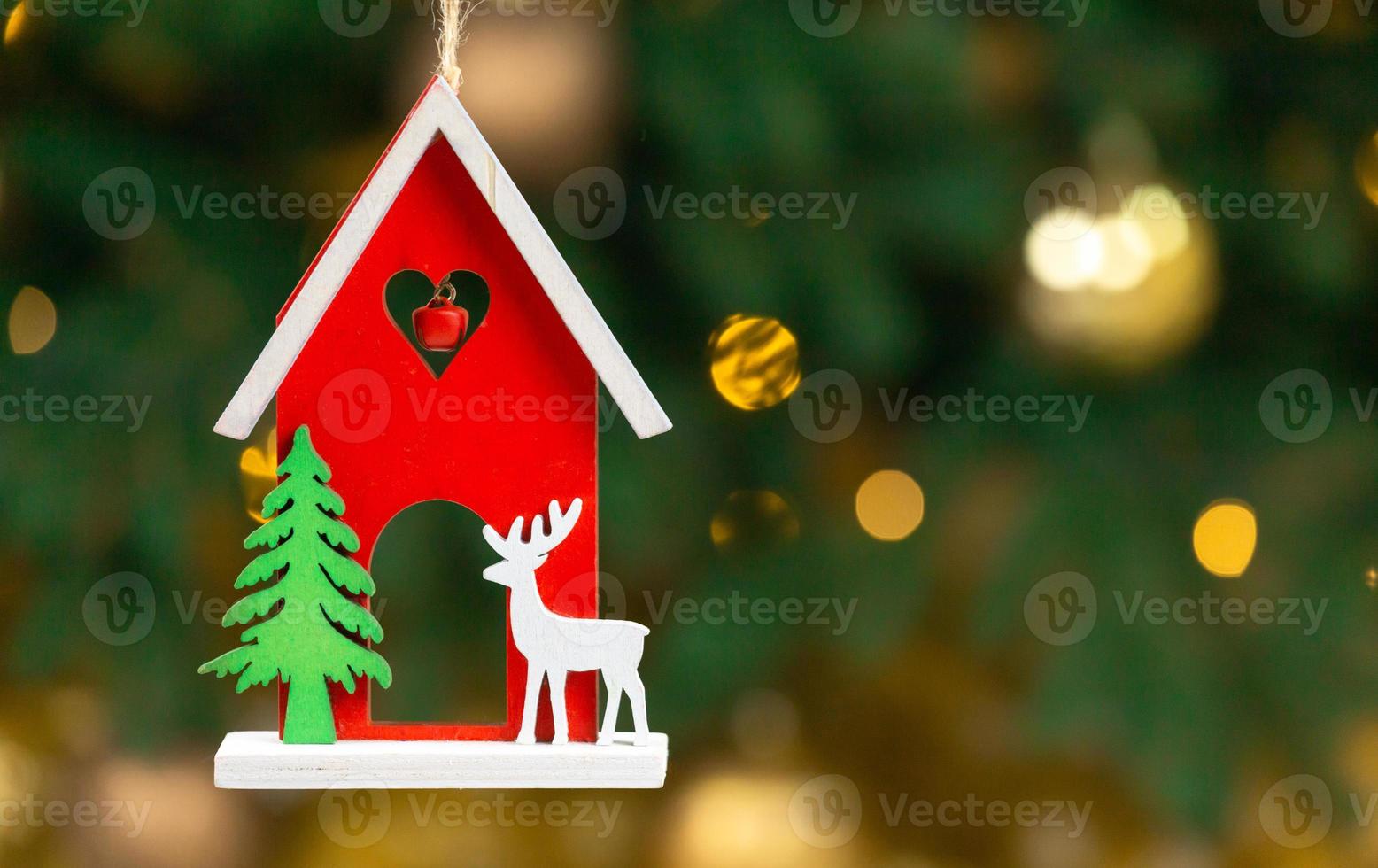 casa de juguete de navidad de madera con ciervos foto
