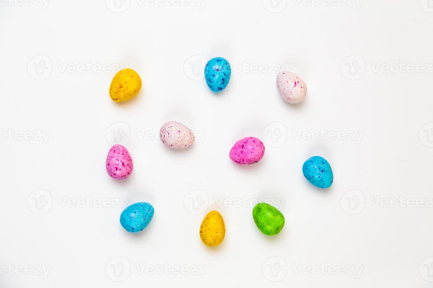 Coloridos huevos de pascua de tamaño mini artesanales aislado sobre un fondo blanco. foto