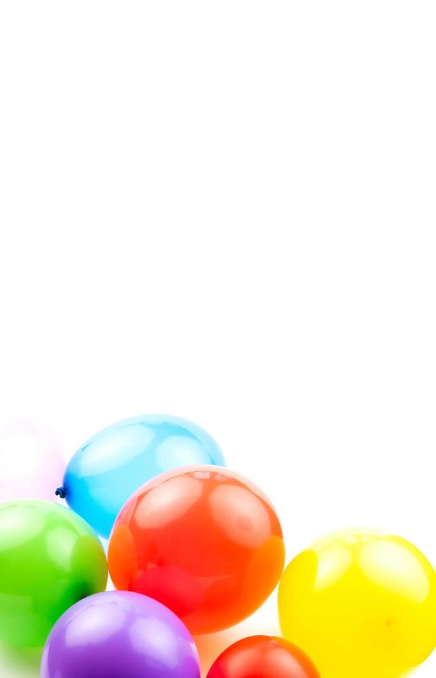 Globos de cumpleaños de colores aislados sobre un fondo blanco. foto