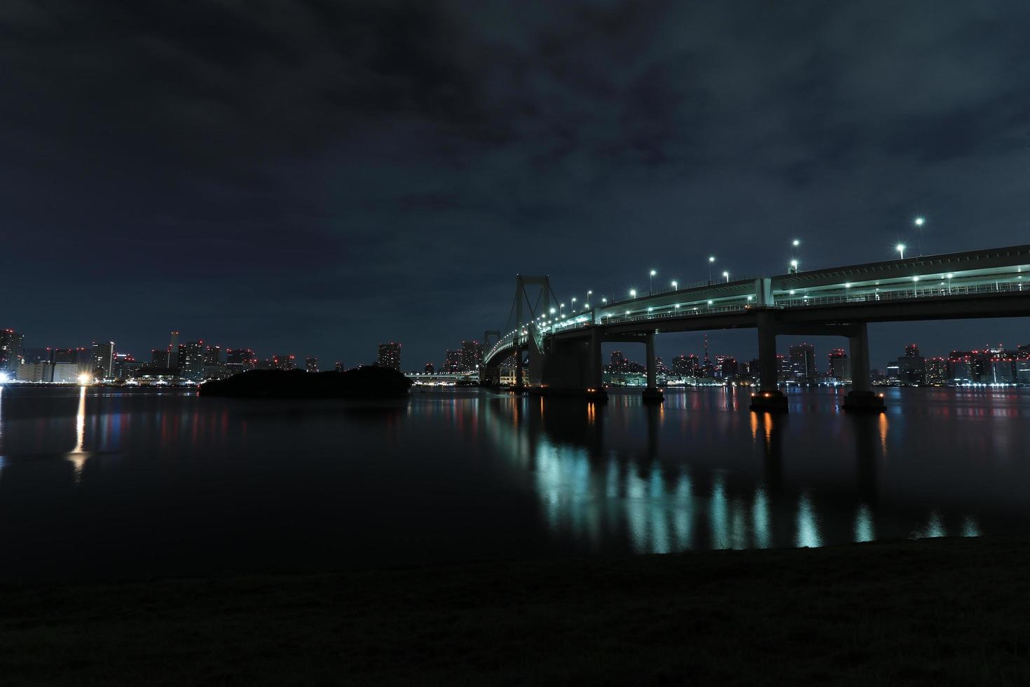 tokio, noche, ciudad, scape, en, odaiba, con, arco iris, puente foto