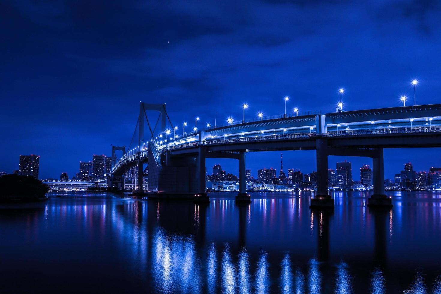 tokio, noche, ciudad, scape, en, odaiba, con, arco iris, puente foto