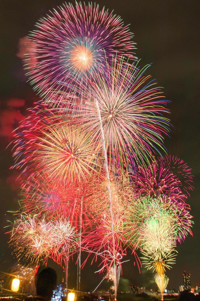 fuegos artificiales sobre el cielo en verano foto