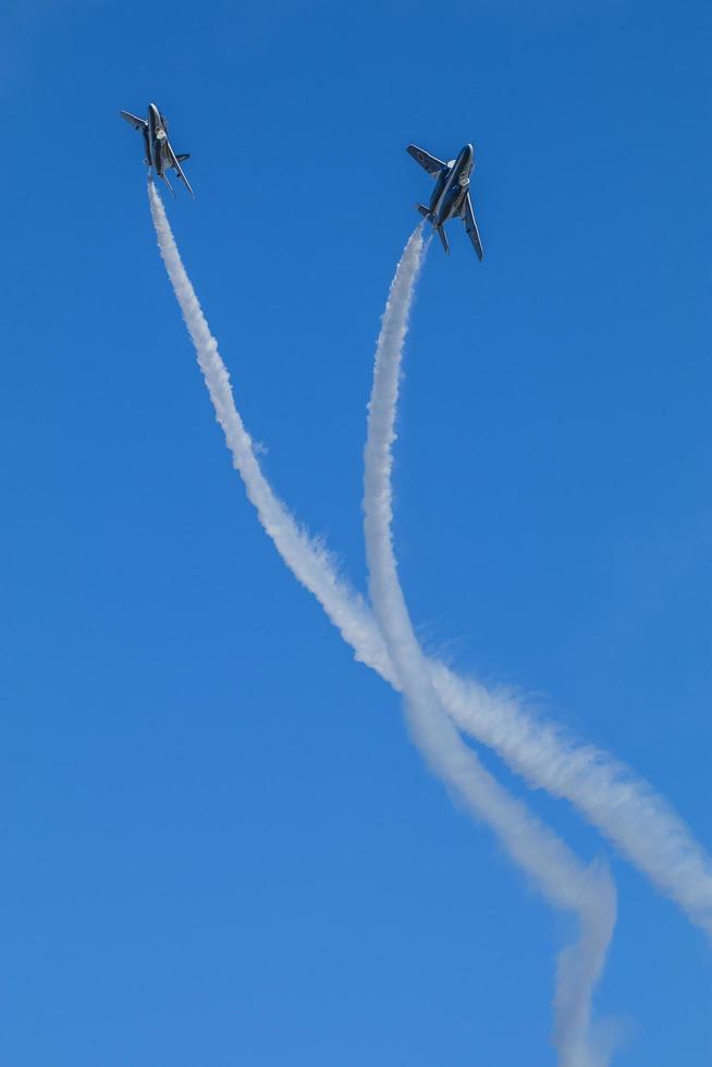 sayama, japón 2017- espectáculo aéreo acrobático en la base aérea de iruma en otoño foto