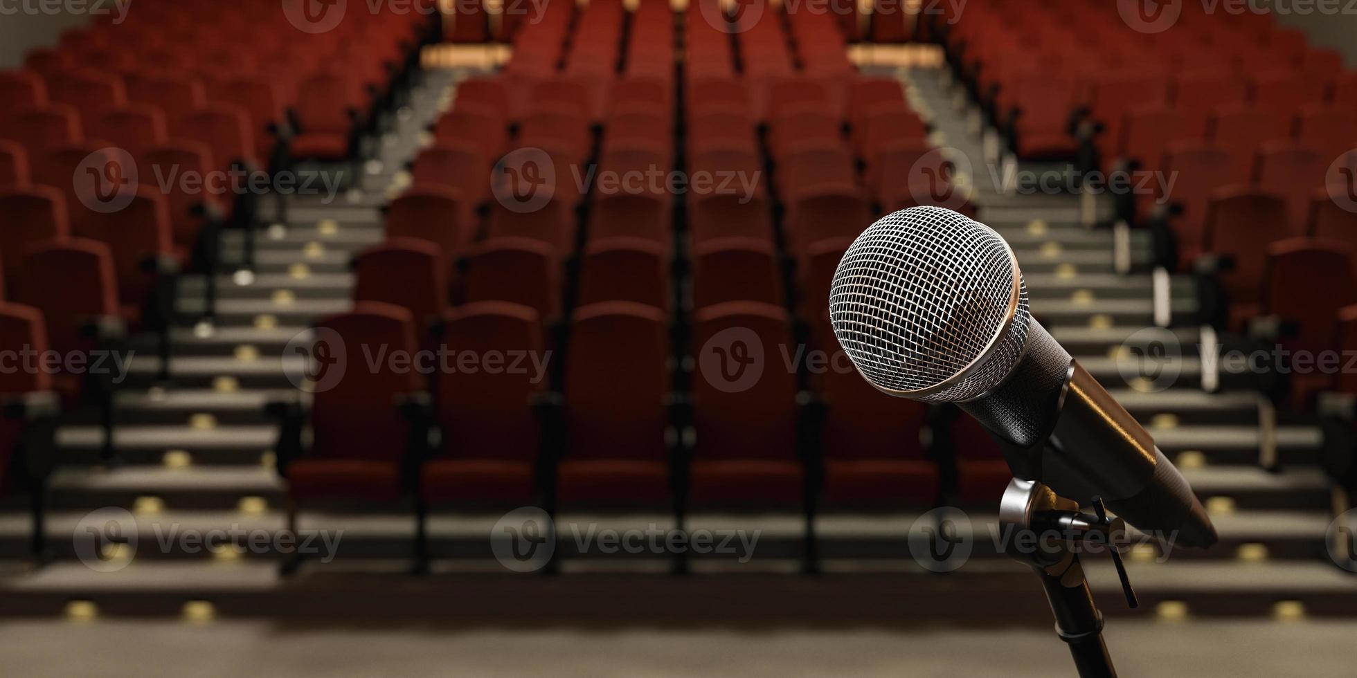 Primer plano del micrófono en un teatro con asientos borrosos foto