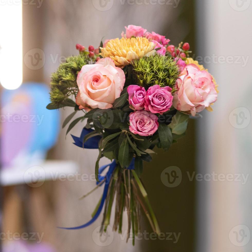 hermoso ramo de flores en el aire foto