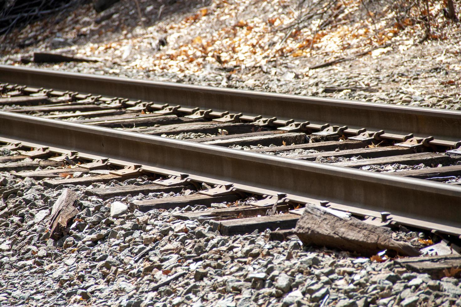 Primer plano de las vías del tren de hierro oxidado foto