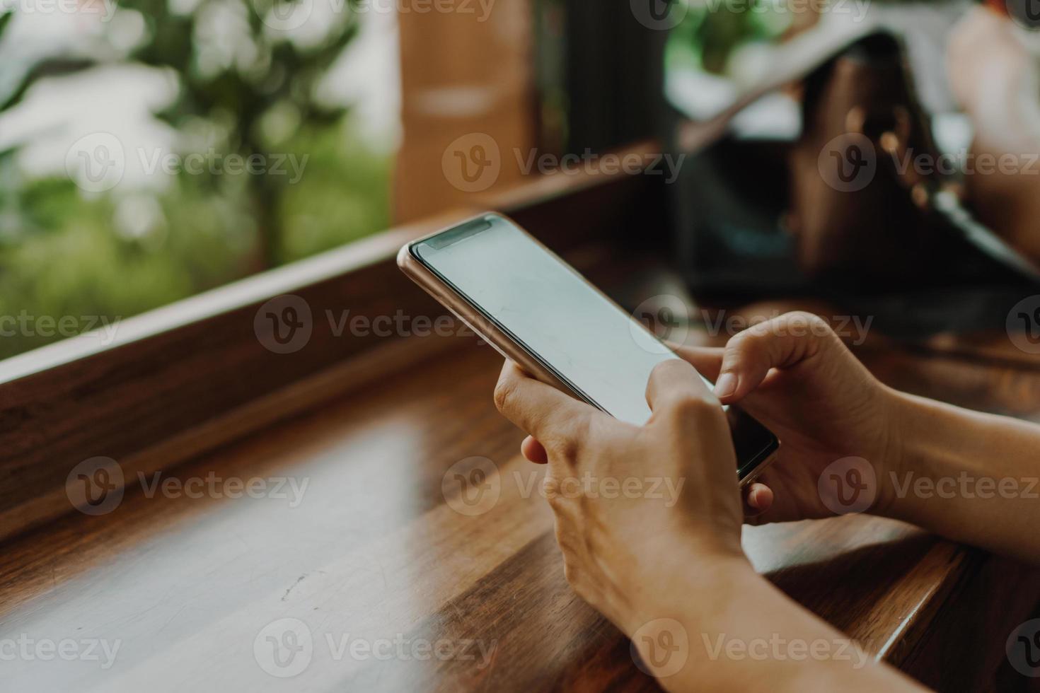 Mano de mujer con un teléfono inteligente para trabajar, concepto de comunicación de redes sociales foto