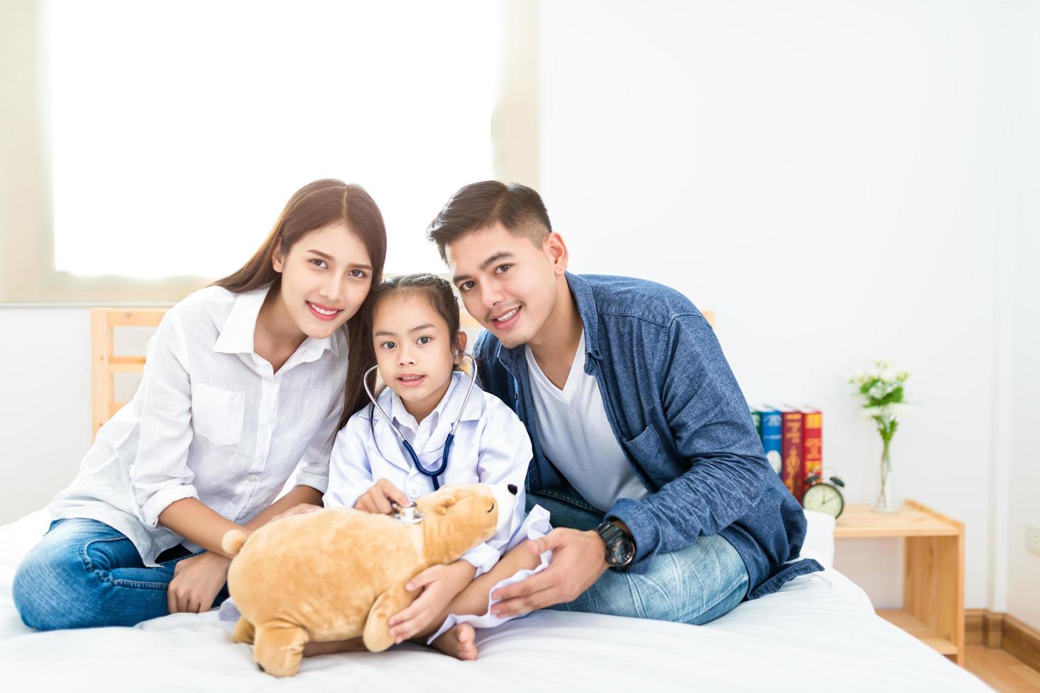 linda niña asiática vestida como un médico en casa foto