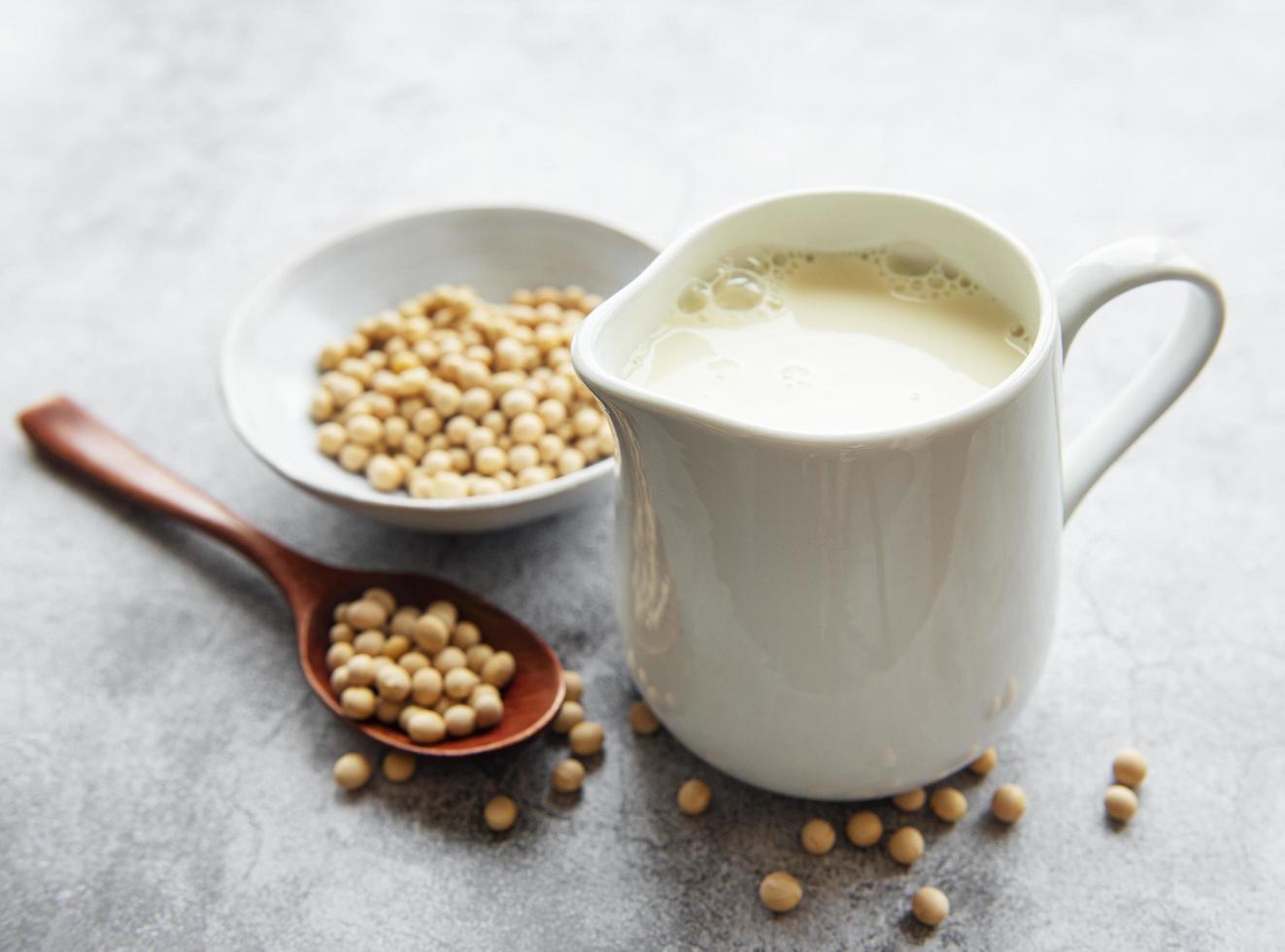 leche de soja y soja en la mesa foto