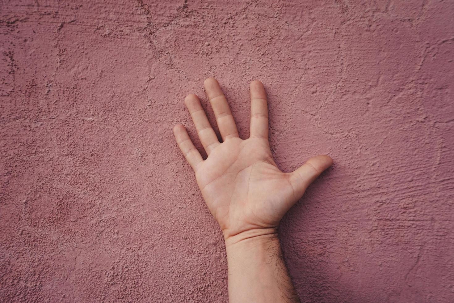 mano gesticulando en la pared foto