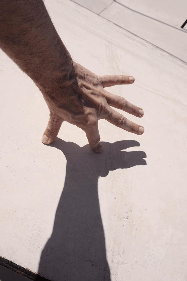 mano gesticulando en las sombras foto