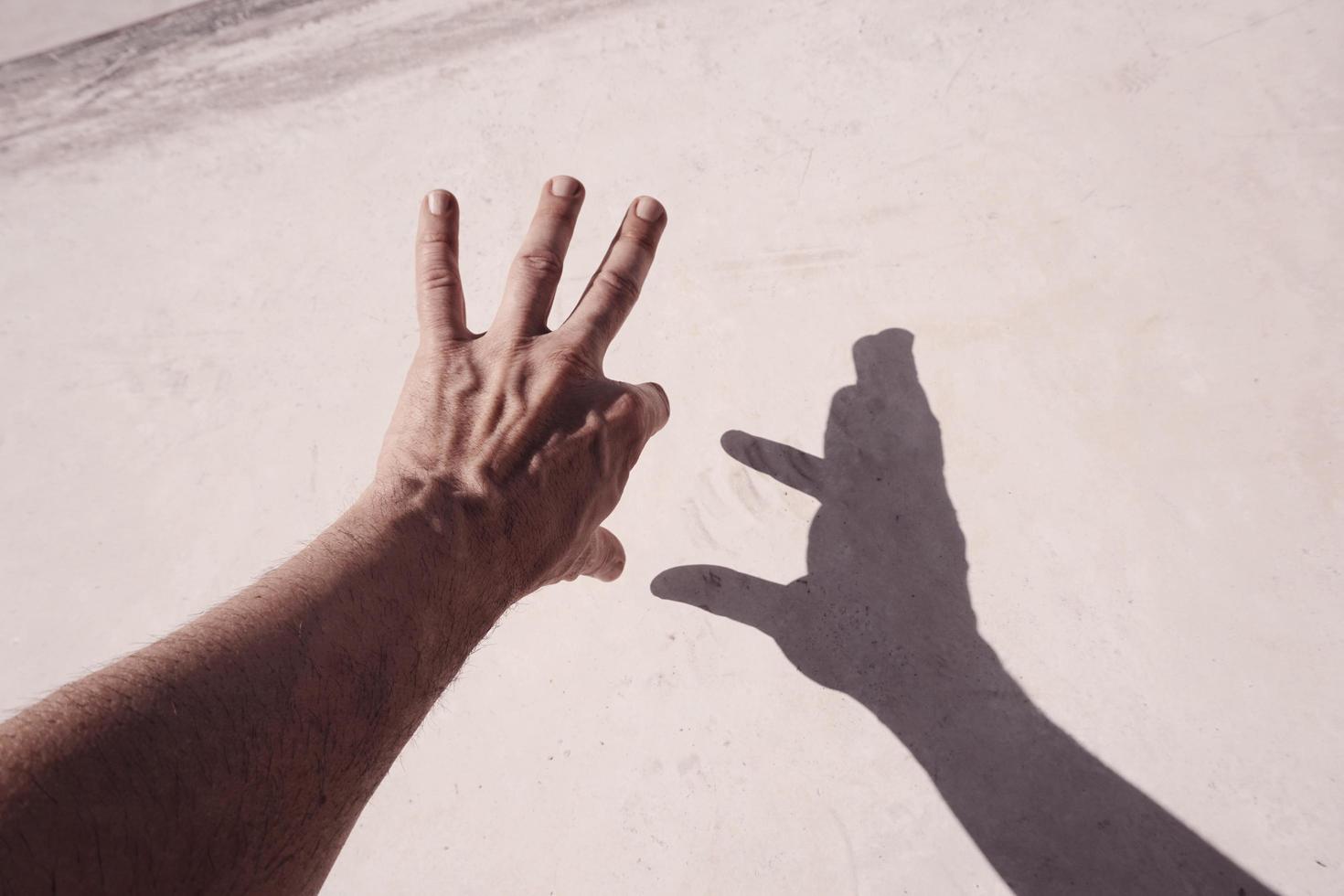 mano gesticulando en las sombras foto