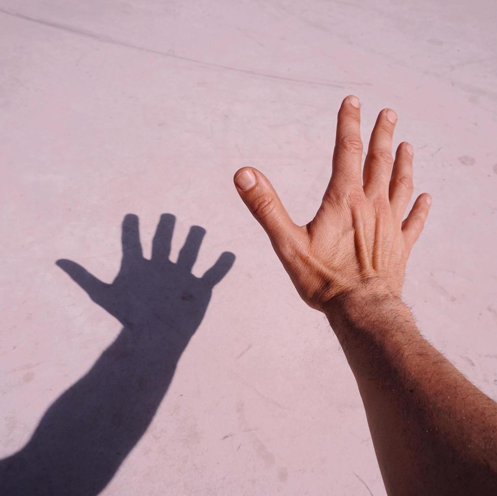 mano gesticulando en las sombras foto