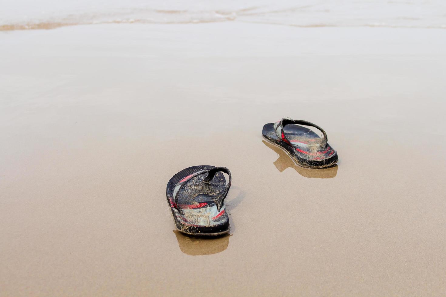 Quítese los zapatos para nadar en el mar en las vacaciones relajantes. foto