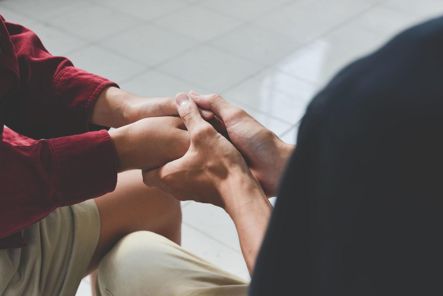 pareja cristiana tomados de la mano orando juntos foto