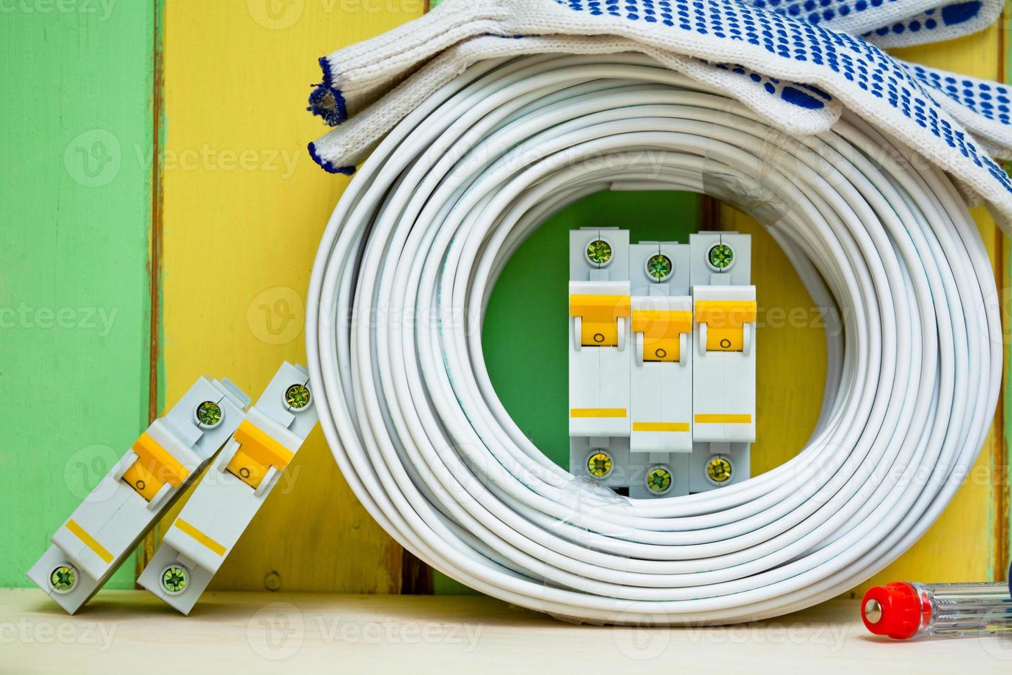 Los cables de la bobina y los disyuntores se encuentran cerca de la pared coloreada. foto