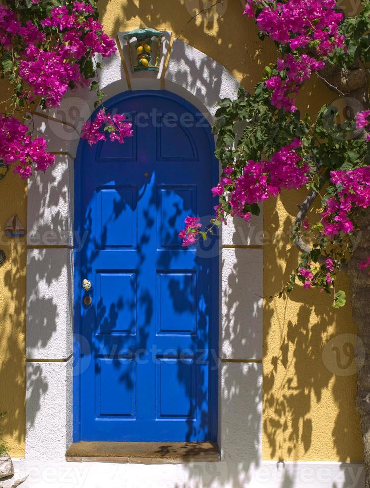 Puerta azul en la isla de Cefalonia, Grecia foto