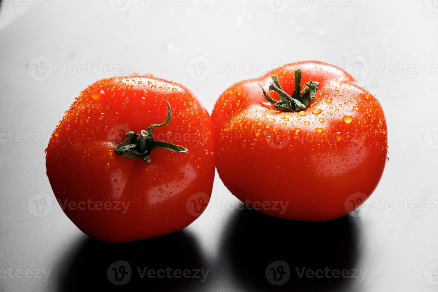 tomates frescos con gotas de agua foto