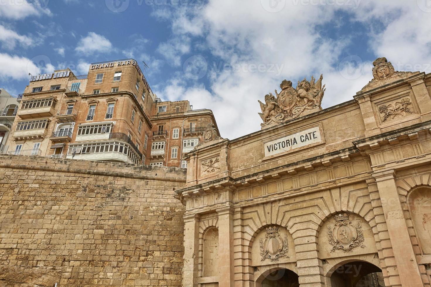 la puerta de la victoria en la valletta, la capital de malta foto