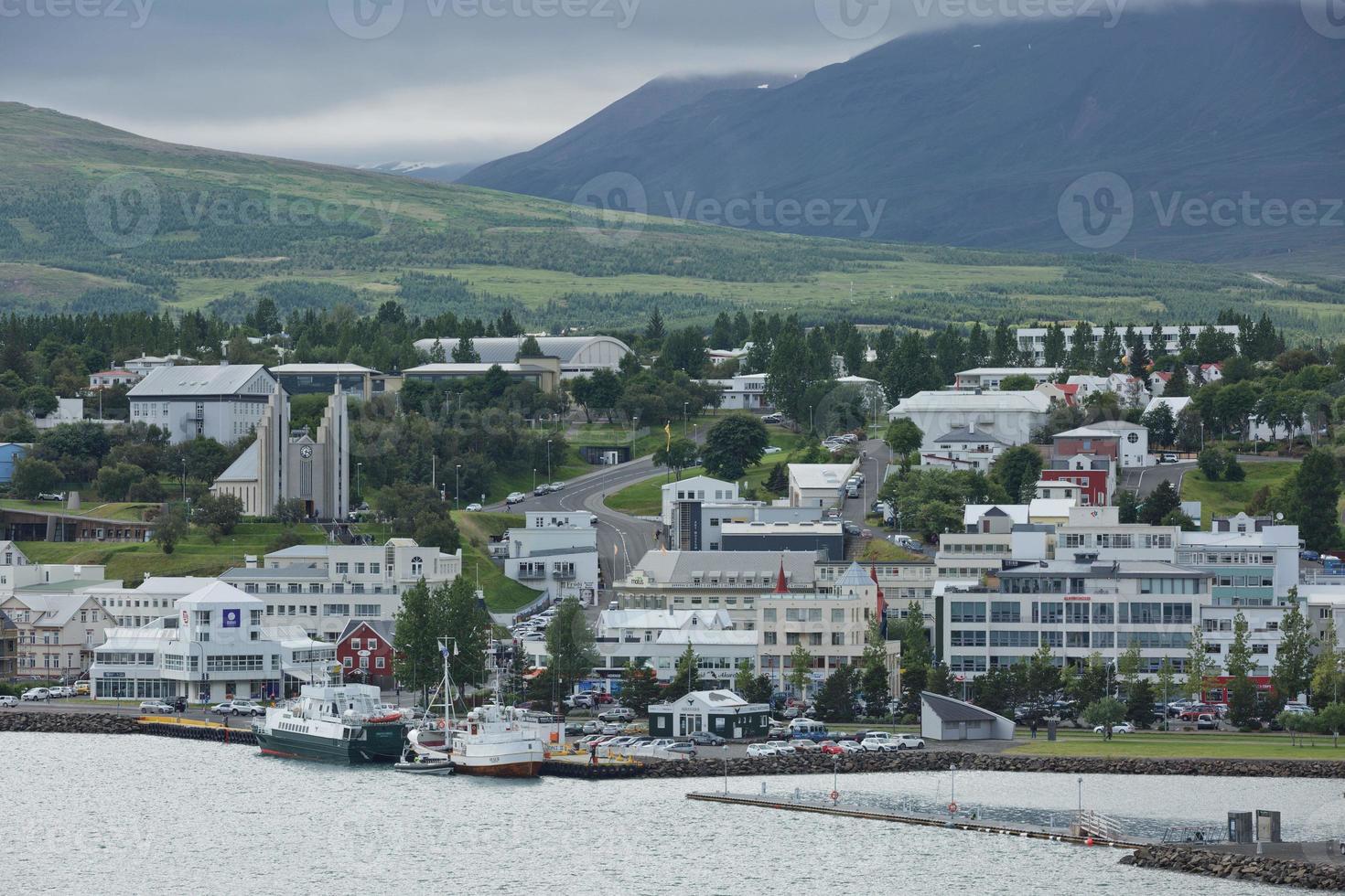 Vista de un centro de la ciudad y la iglesia Akureyrarkirkja en Akureyri en Islandia foto