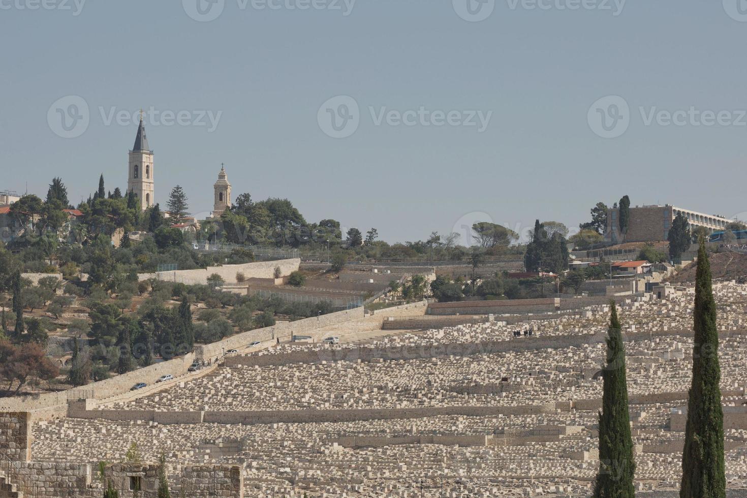 Vista del monte de los olivos sobre la ciudad vieja de Jerusalén en Israel foto