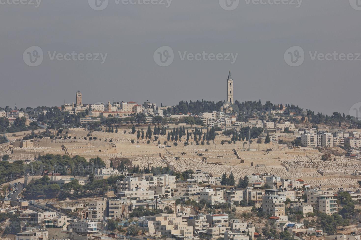 Vista del monte de los olivos sobre la ciudad vieja de Jerusalén en Israel foto