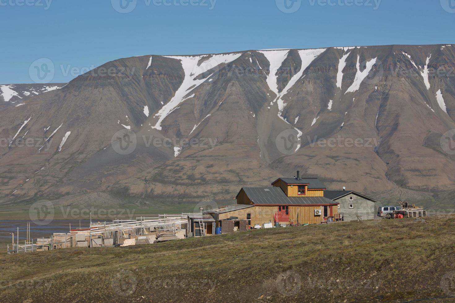 Casas de madera de colores tradicionales en un día soleado en Longyearbyen Svalbard foto
