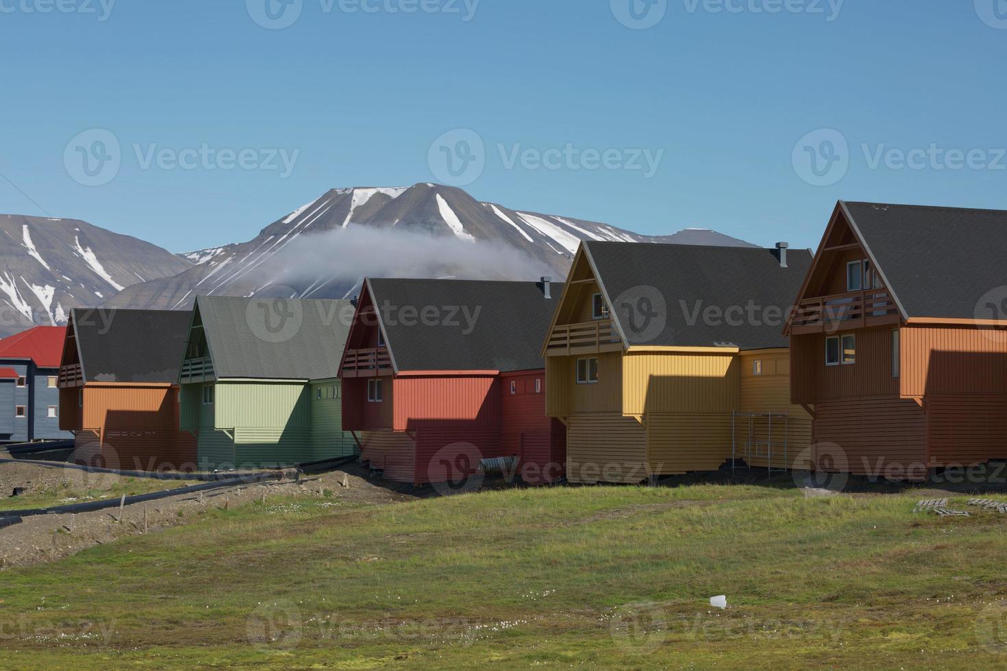 Casas de madera de colores tradicionales en un día soleado en Longyearbyen Svalbard foto