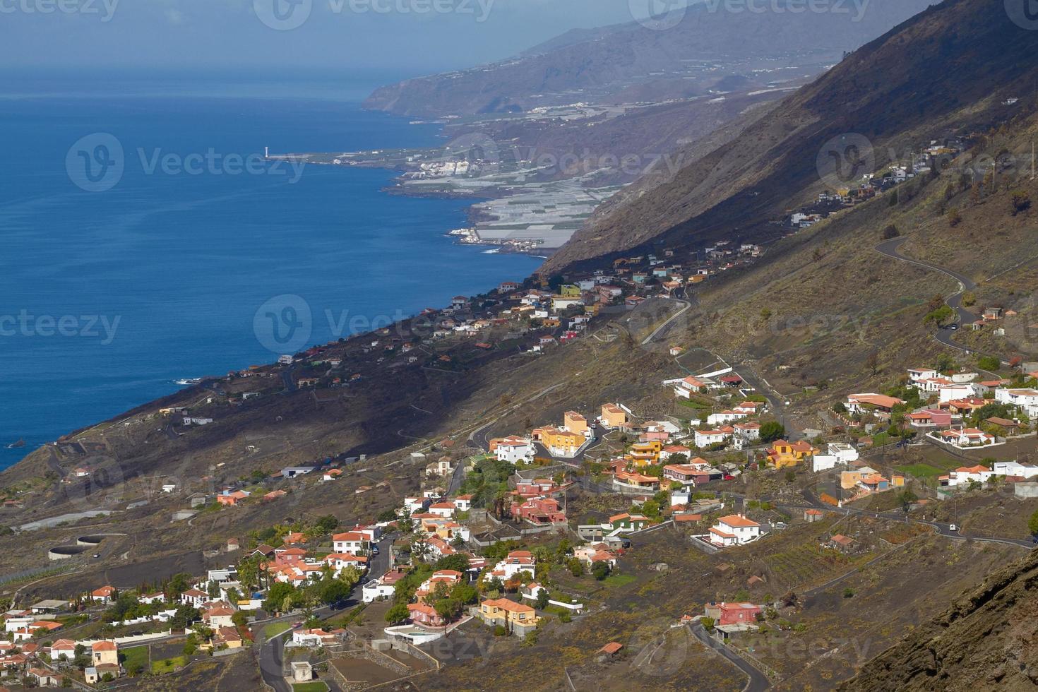 Vista del pueblo desde el volcán San Antonio en Las Palmas en las Islas Canarias foto