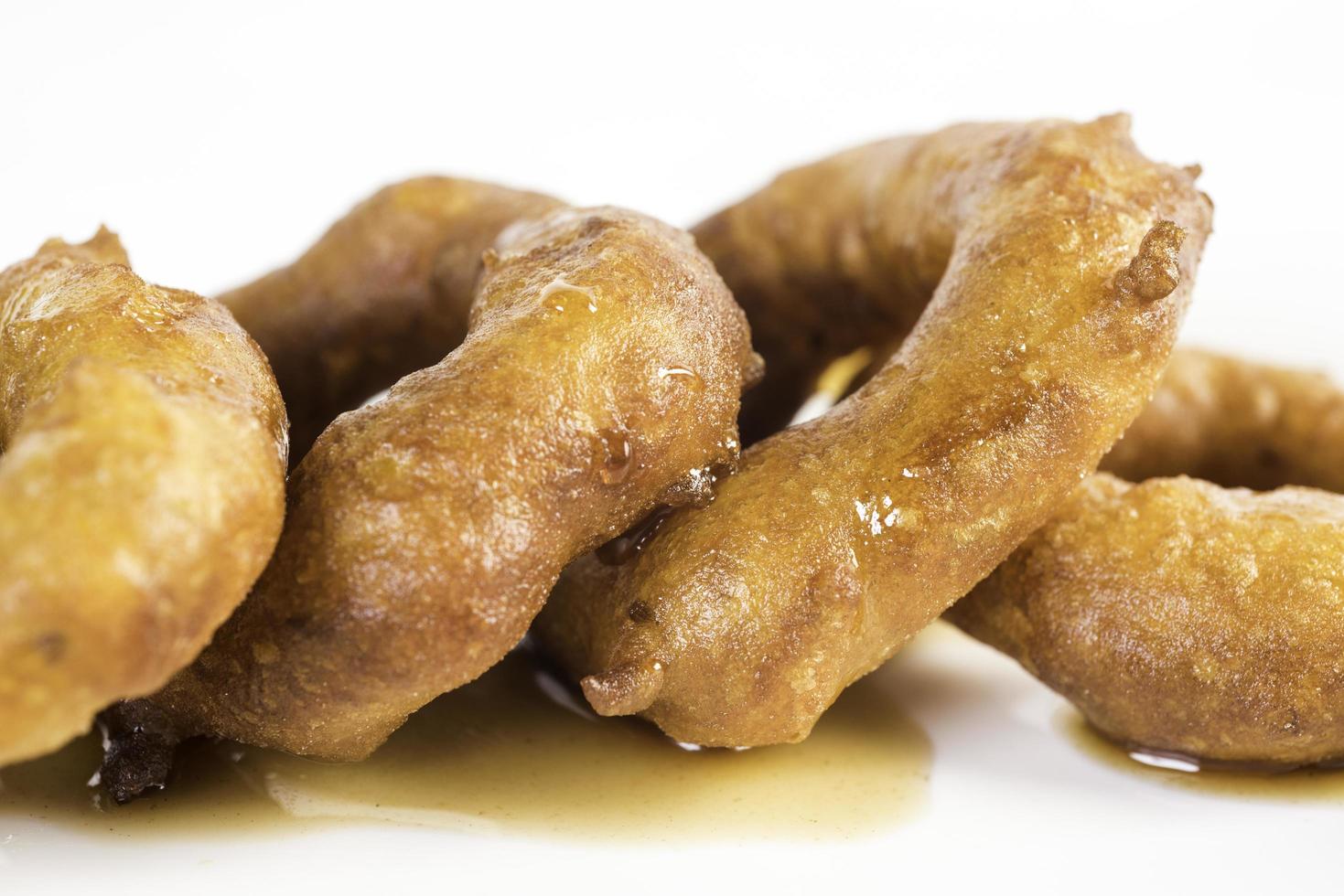 picarones estos son postres en forma de anillo hechos con masa de harina de trigo mezclada con calabaza y camote fritos y bañados en melaza de higo foto