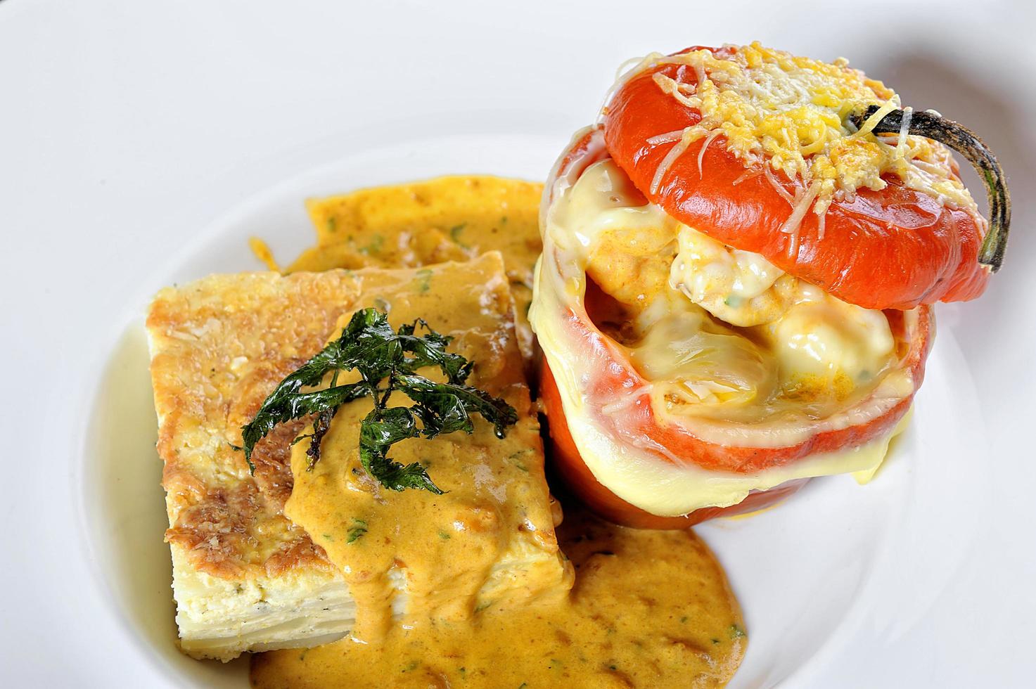 comida peruana rocoto relleno, un pimiento relleno con harina y queso foto