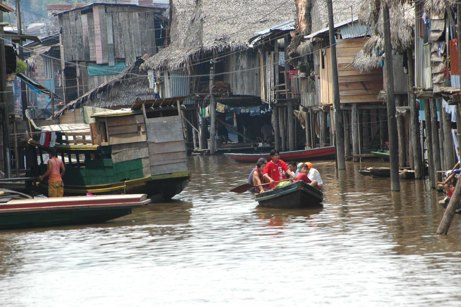 los barrios marginales del pueblo de belén en iquitos foto