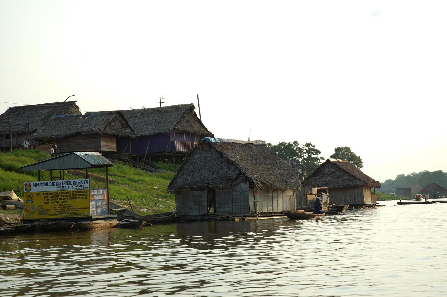 los barrios marginales del pueblo de belén en iquitos foto