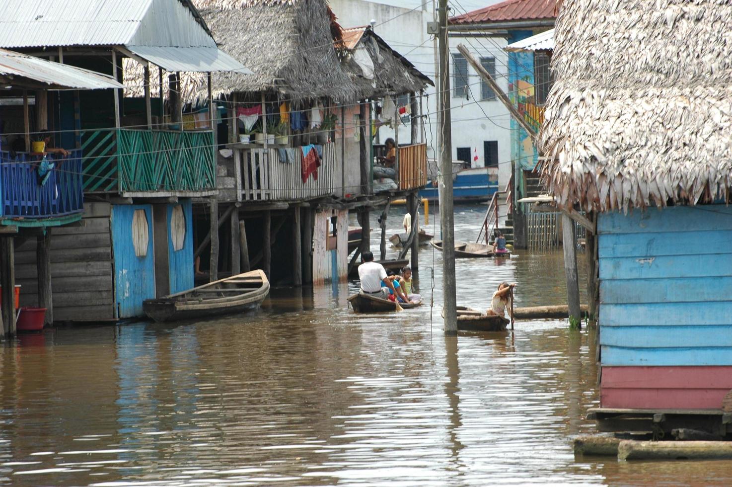 los barrios marginales del pueblo de belén en iquitos foto