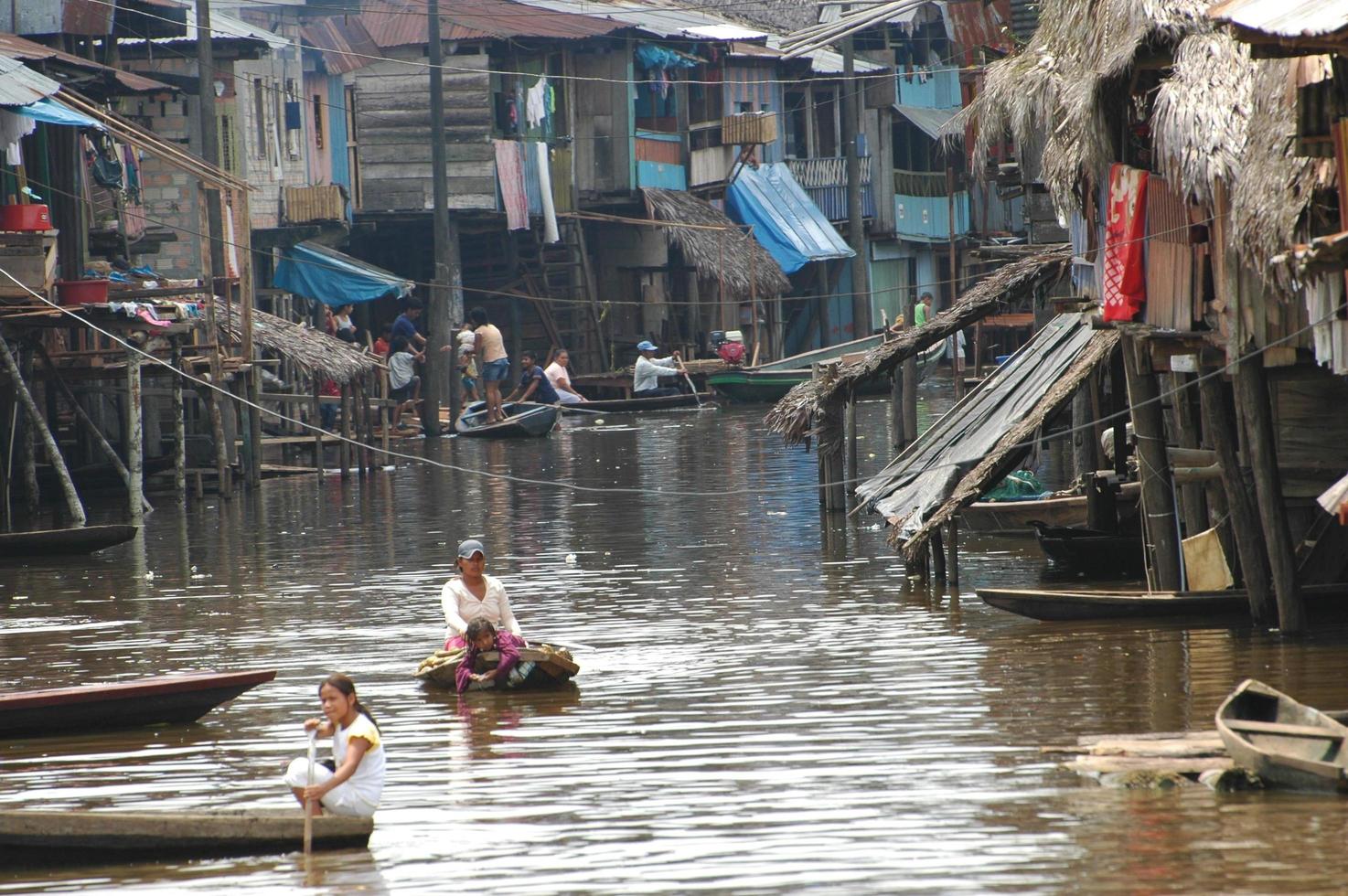 los barrios marginales del pueblo de belén en iquitos foto