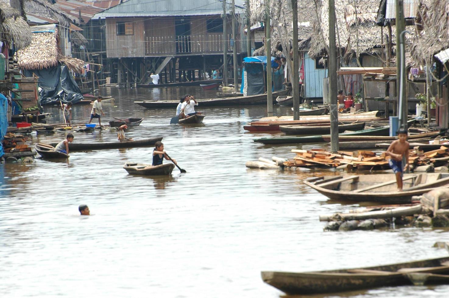 los barrios marginales del pueblo de belén en iquitos foto