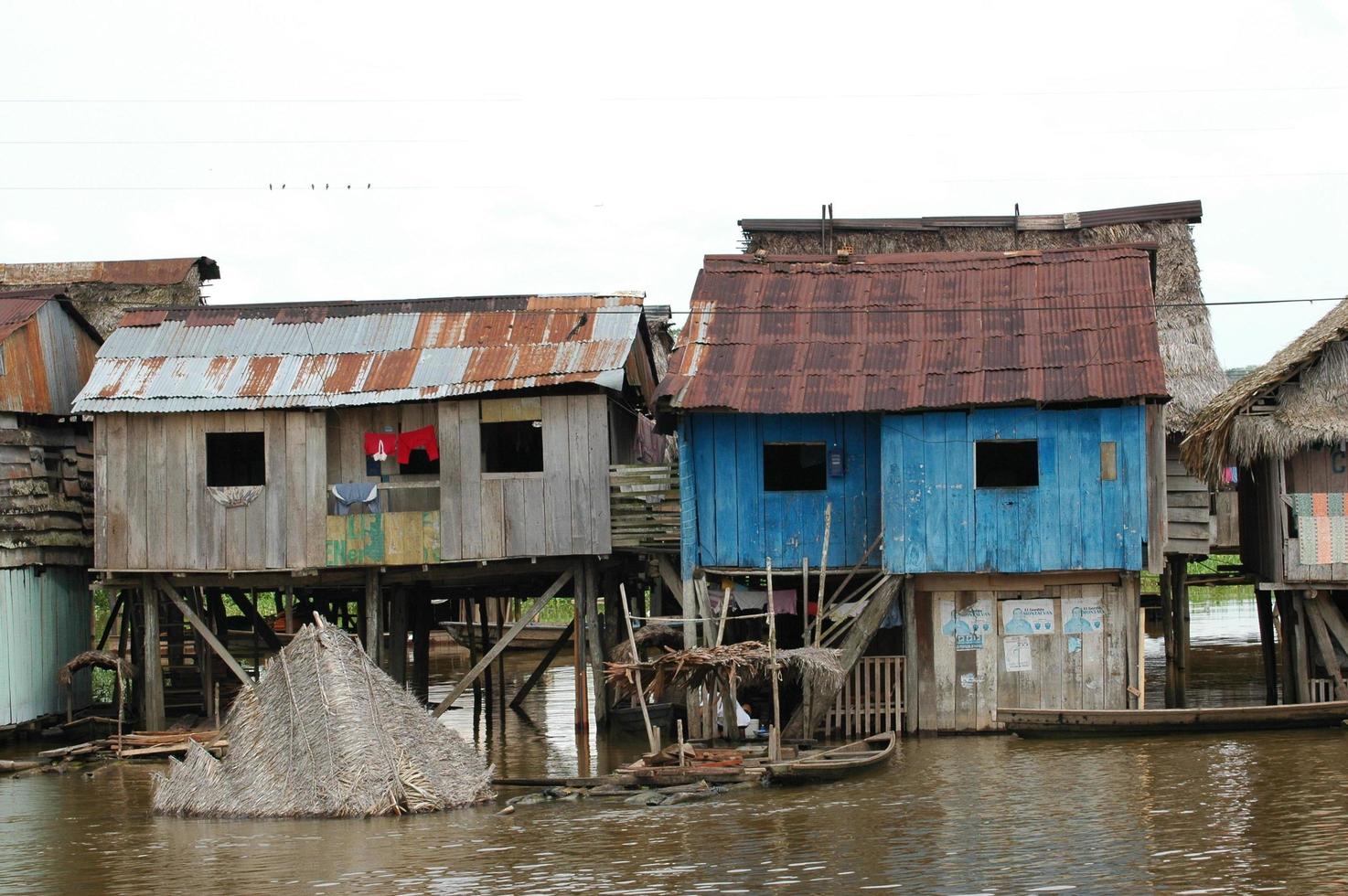 los barrios marginales del pueblo de belén en iquitos foto