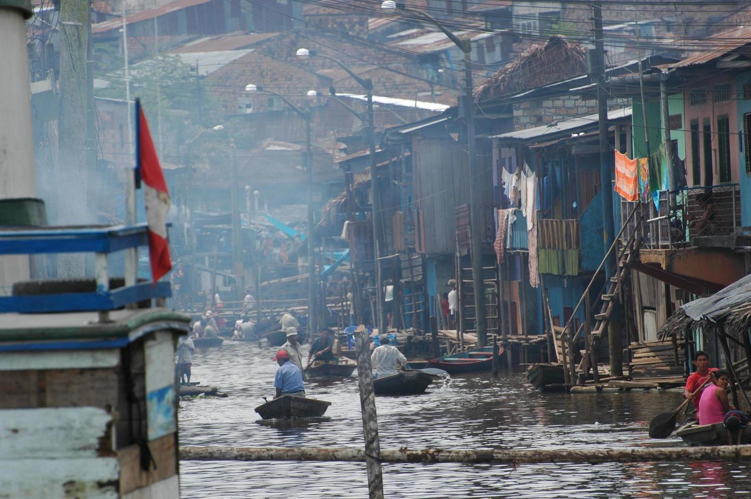 los barrios marginales del pueblo de belén en iquitos foto