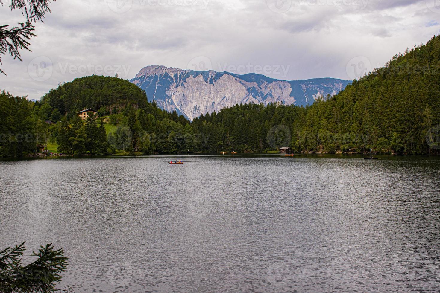 Piburgersee en el valle de otztal en el Tirol austríaco foto