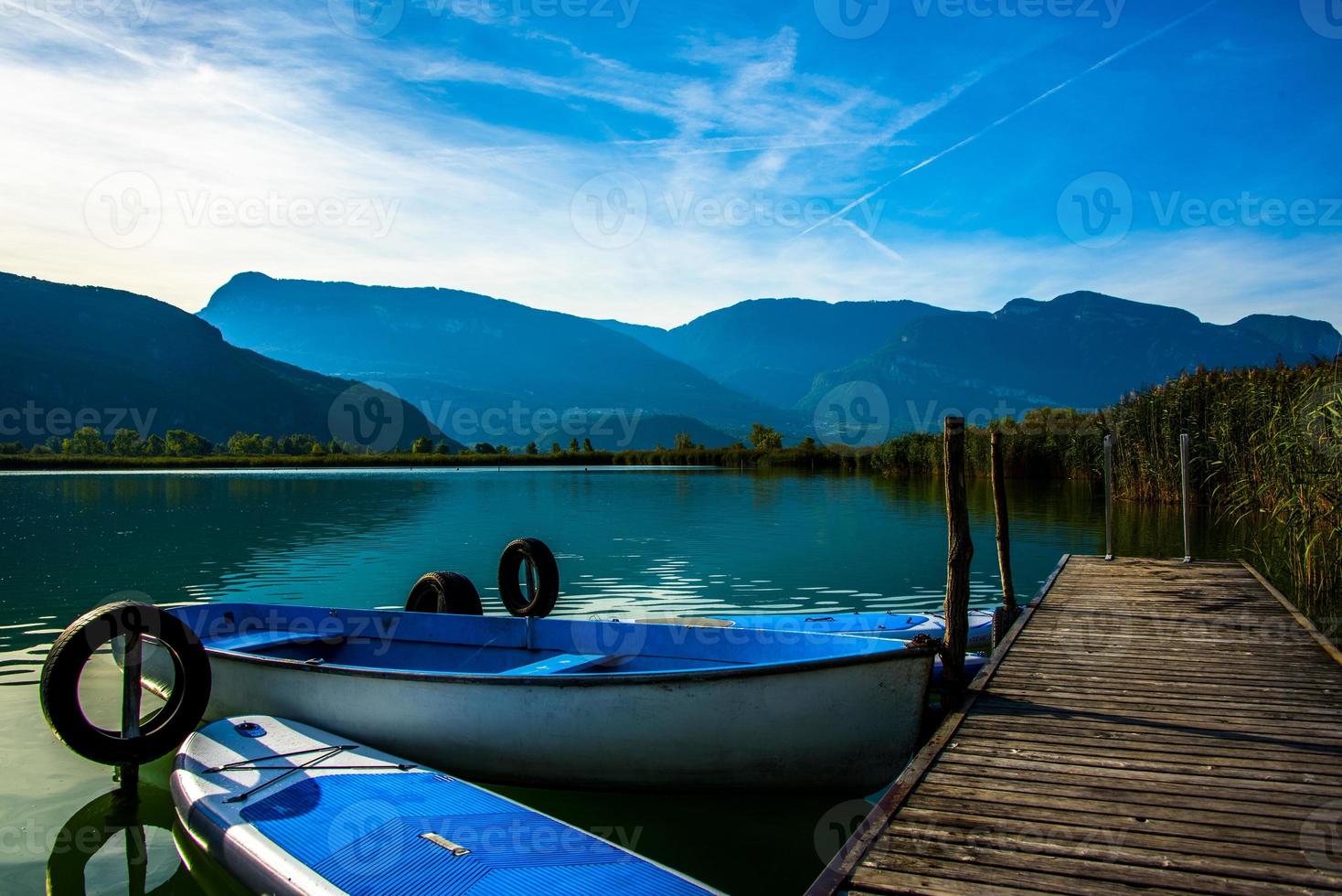 Pequeño embarcadero de madera en el lago Caldaro en Bolzano, Italia foto