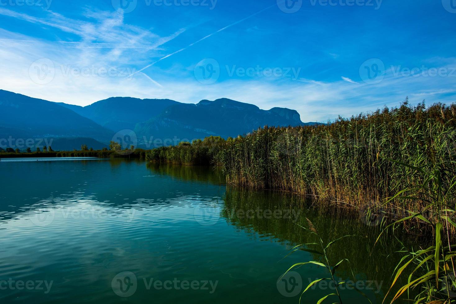 Mañana en el lago Caldaro en Bolzano, Italia foto