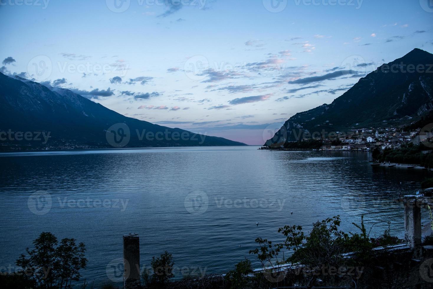 puesta de sol en limone del garda foto