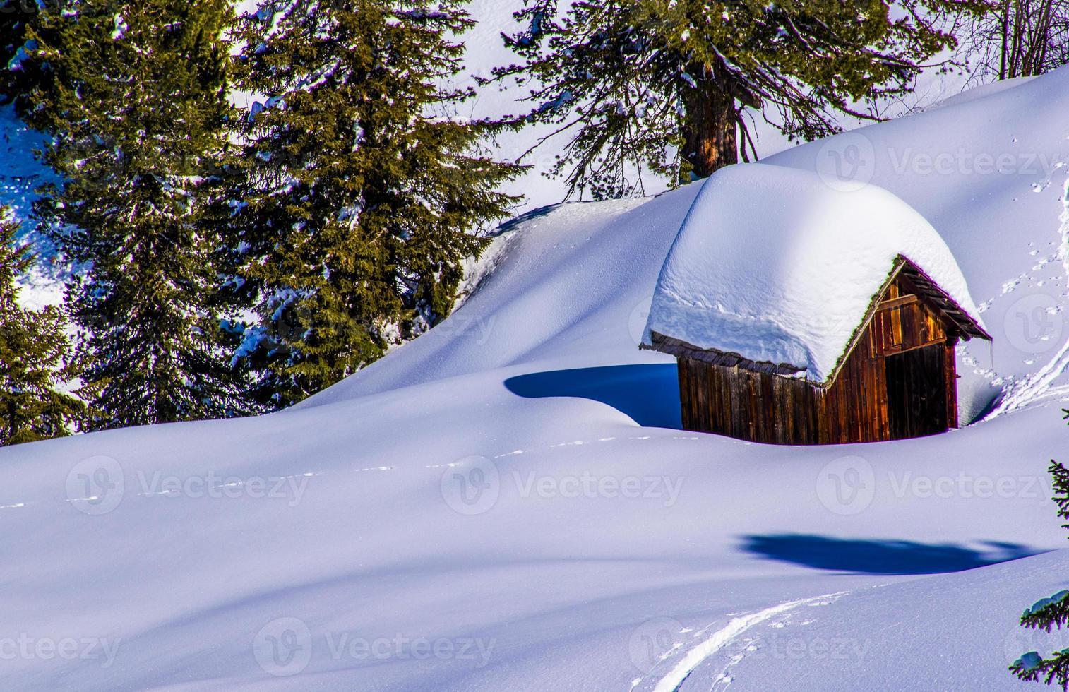 vieja choza en la nieve foto