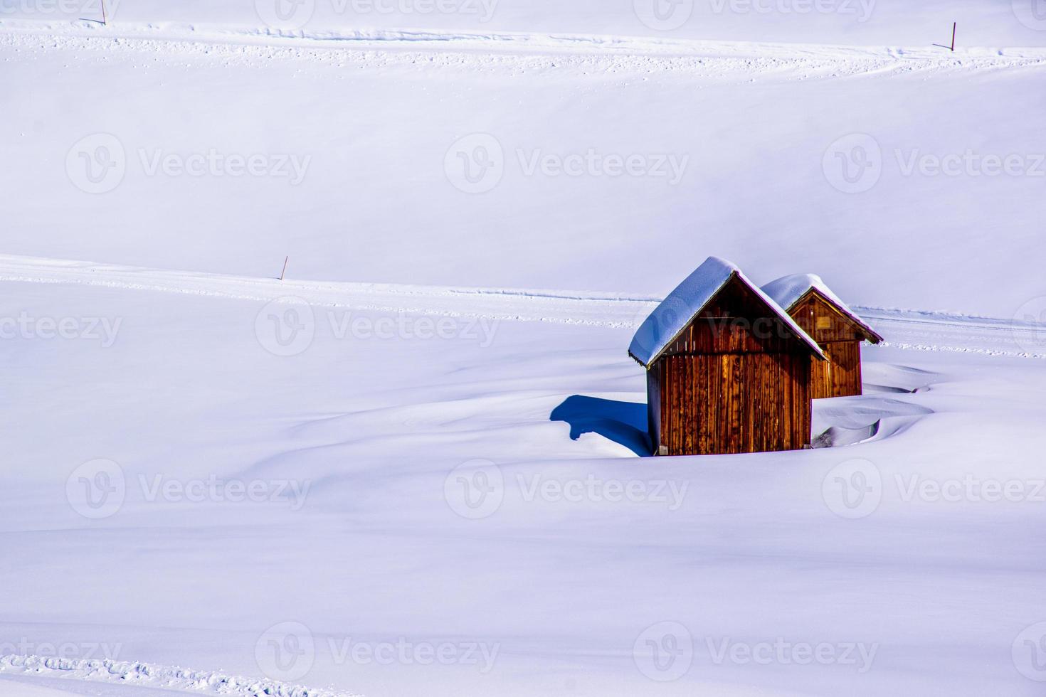 vieja choza en la nieve foto