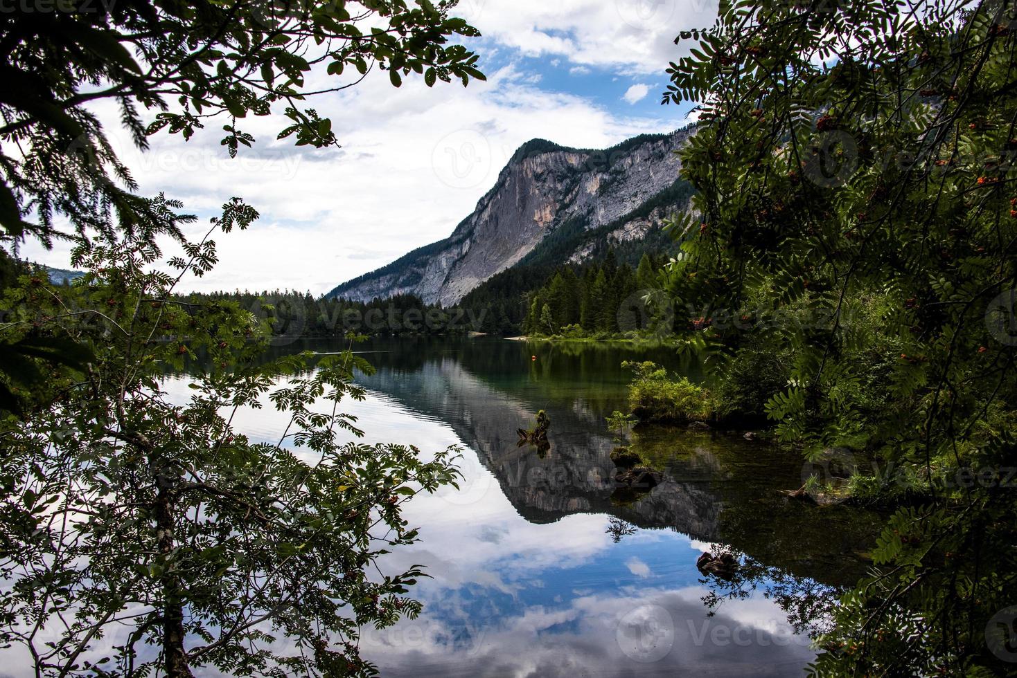 El lago alpino de Tovel en el Val di Non, Trento, Italia foto